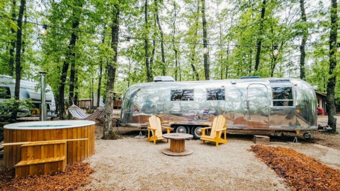 Airstream-hottub-Orlando-in-Chianti
